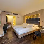 Alexander Old Town Hotel