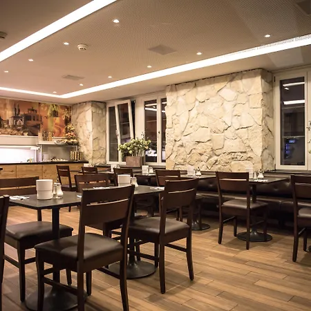 亚历山大酒店 3*