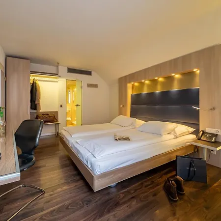 Alexander Old Town Hotel