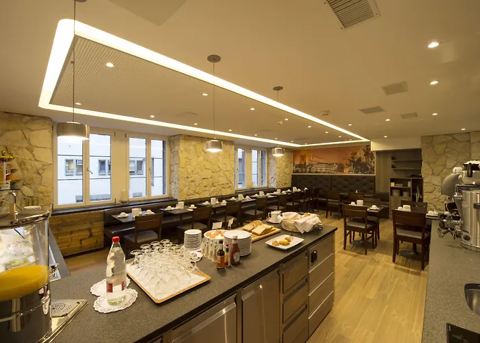 מלון Alexander Old Town 3*