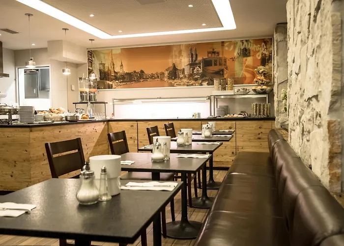 מלון Alexander Old Town 3*